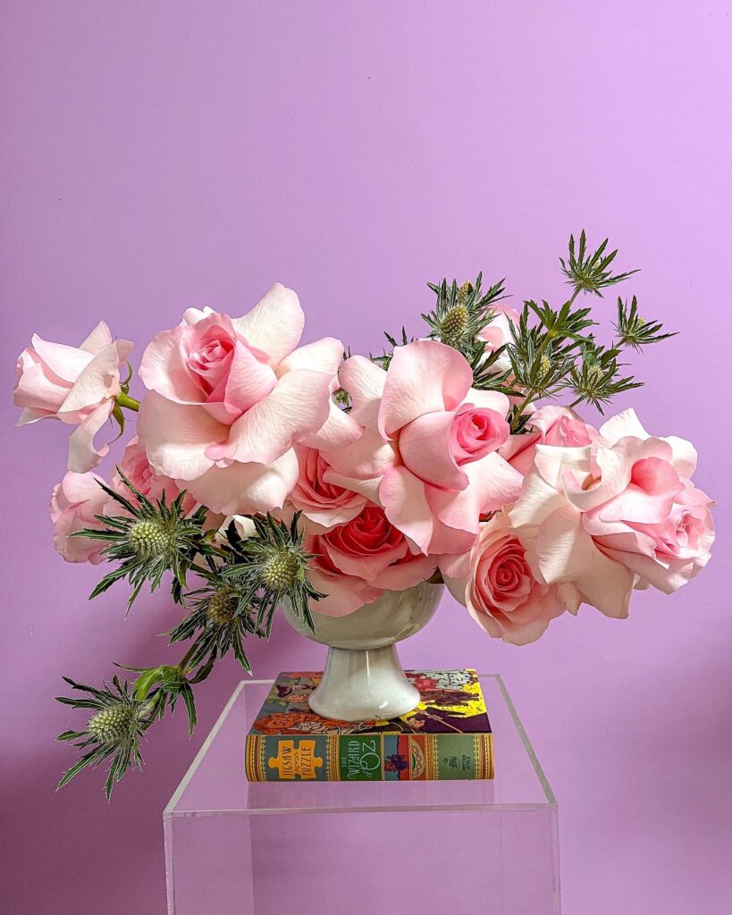 Flower arrangement with pink roses