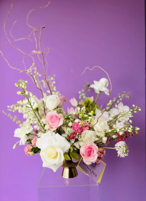 Flower arrangement with white and pink roses