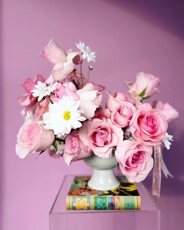 Flower arrangement with pink roses