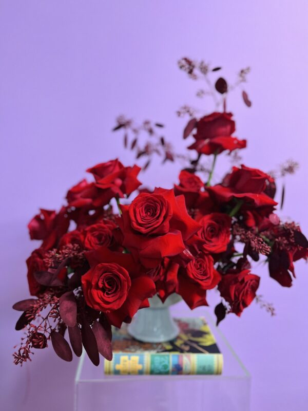 Flower arrangement with red roses