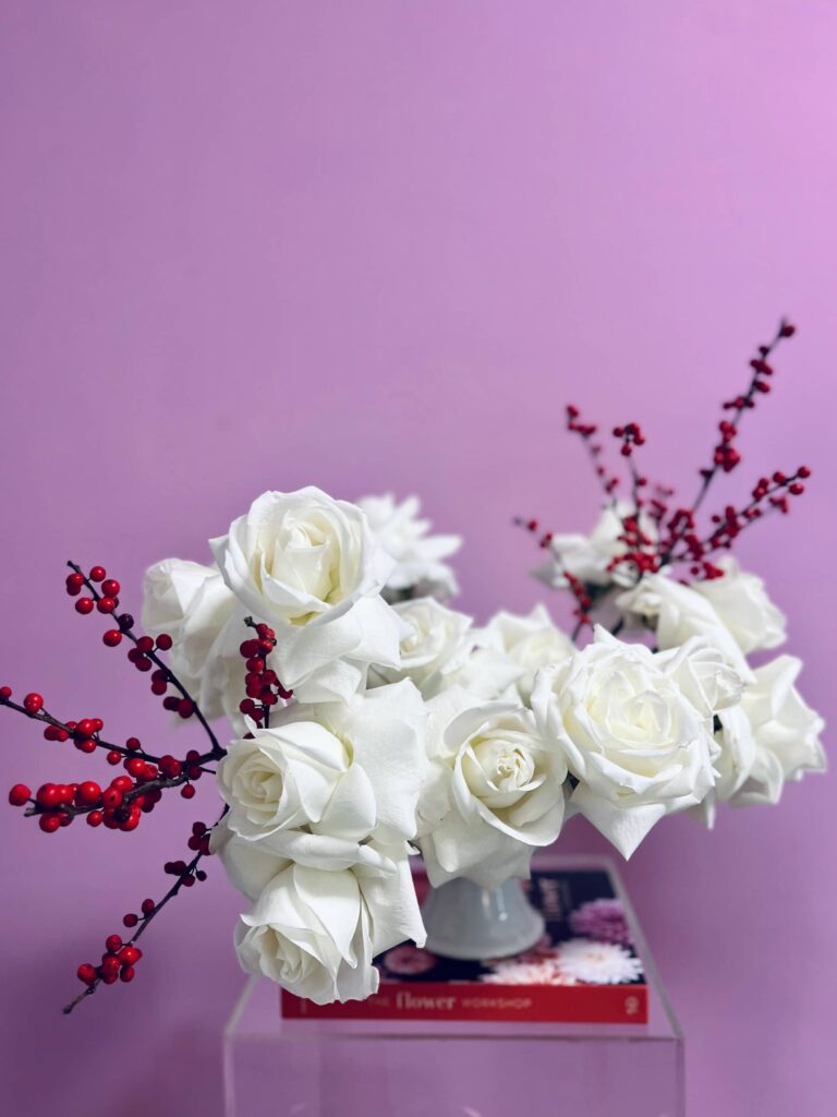 Flower arrangement with white roses